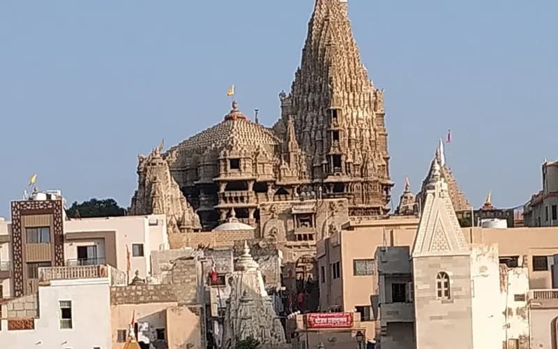 Pilgrims on the Gomti ghat steps below the Dwarkadhish Temple