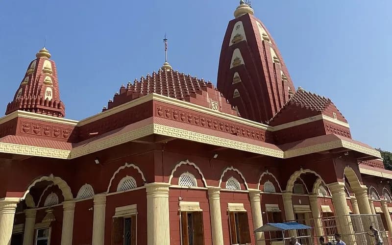 The red and cream spires of the Nageshwar Jyotirlinga temple