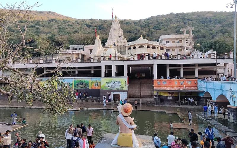 Pilgrims at Damodar Kund below the Girnar hills
