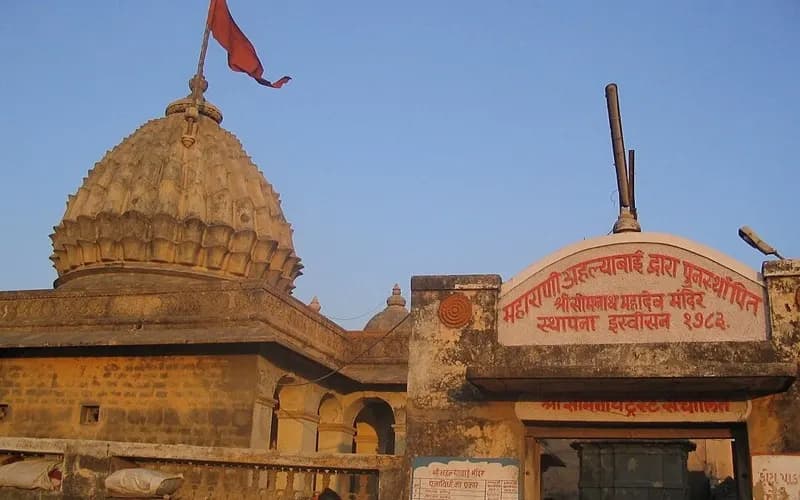 The older Somnath Mahadev temple rebuilt by Rani Ahilyabai Holkar