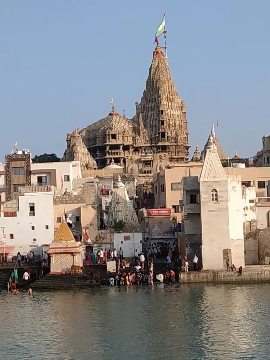 The Dwarkadhish Temple rising above the Gomti ghat