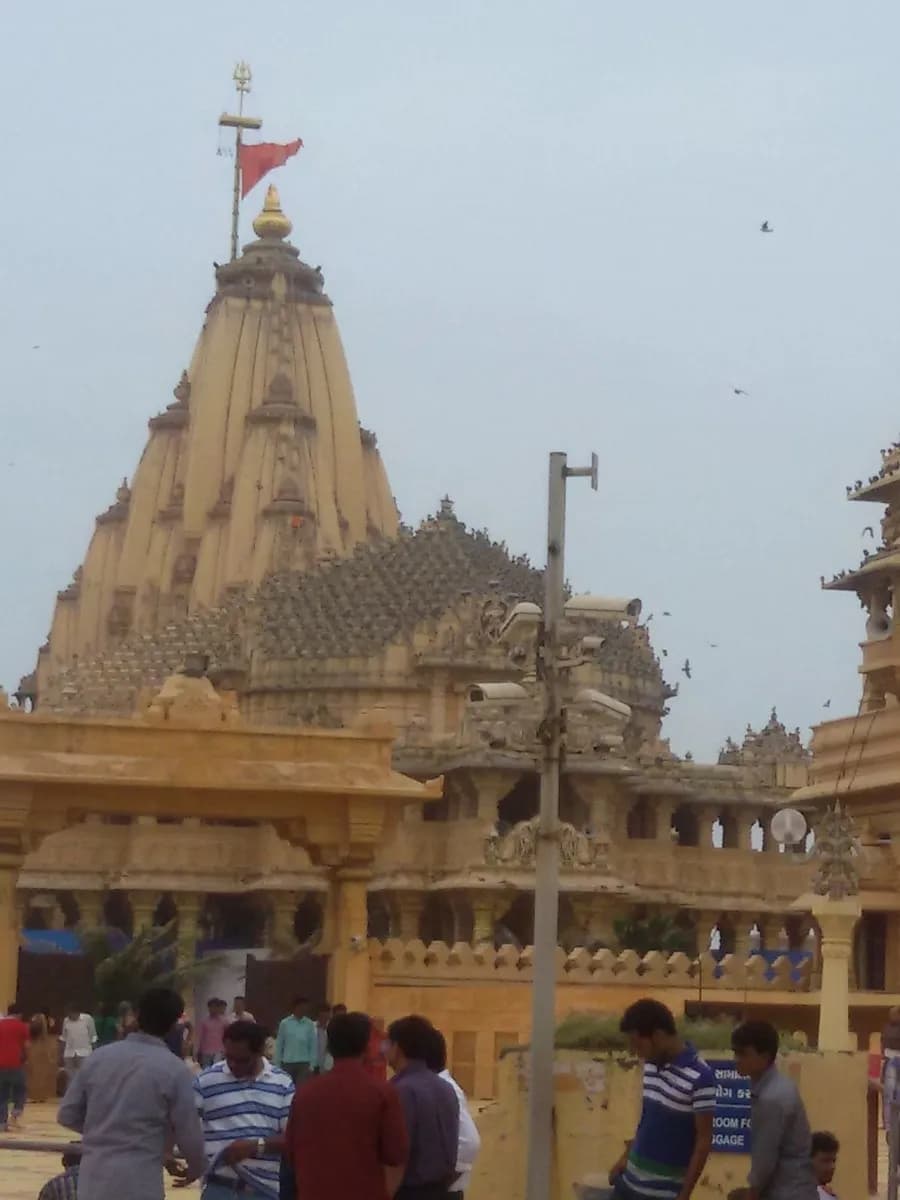 The flag-topped shikhara of the Somnath Temple